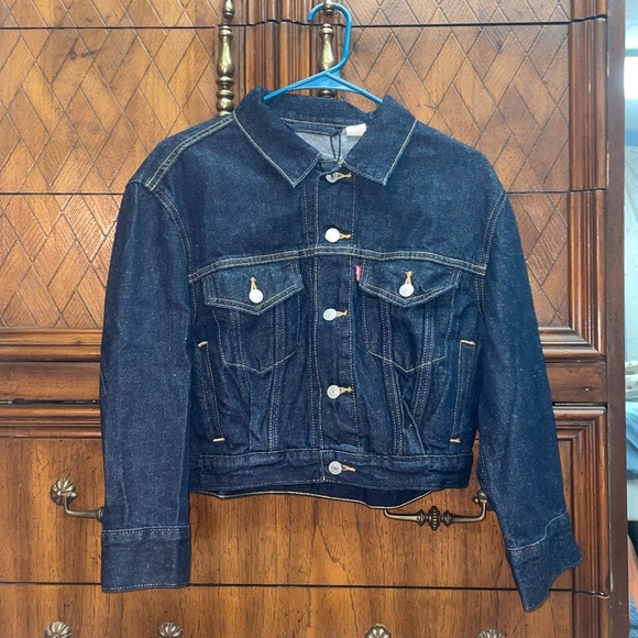 Dark wash Levi’s cropped jean jacket💎 - Picture 3 of 10